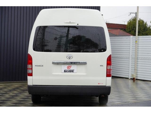 
								TOYOTA HIACE COMMUTER full									